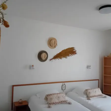 Hotel De La 2*