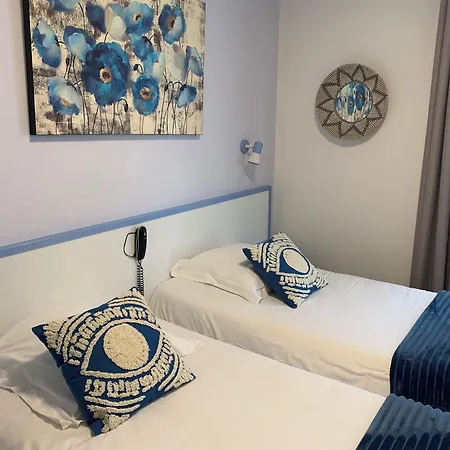 De La Ξενοδοχείο 2*